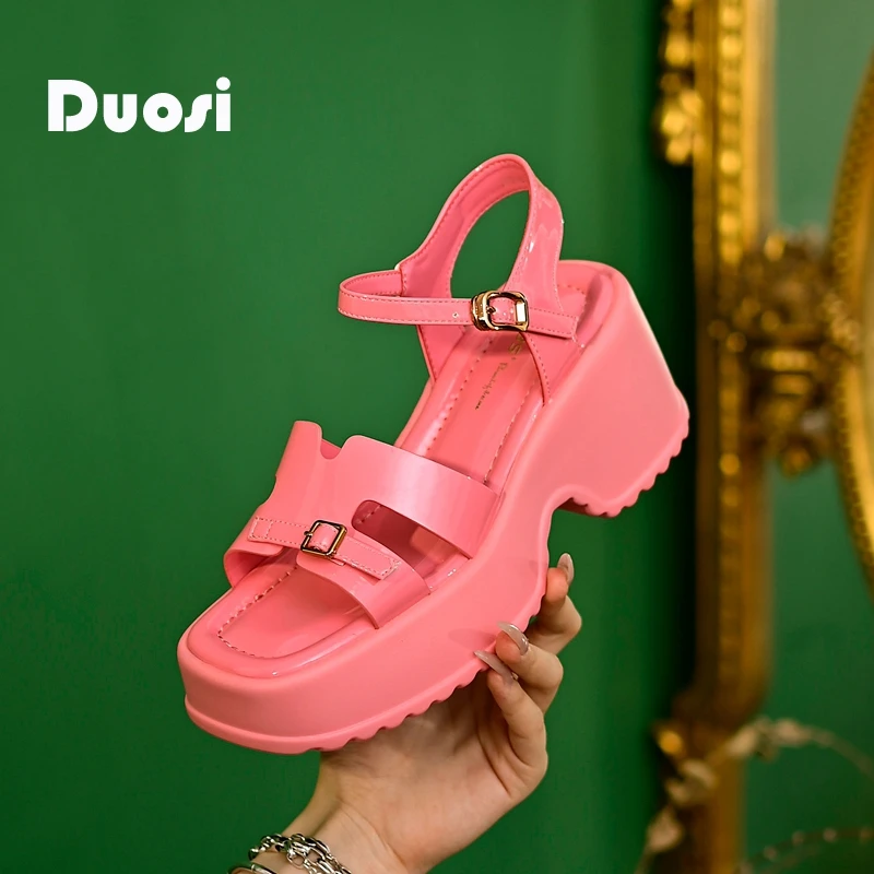 【DUOSI】7cm防水台时装凉鞋女夏方头百搭一字扣粗跟高跟鞋319-8