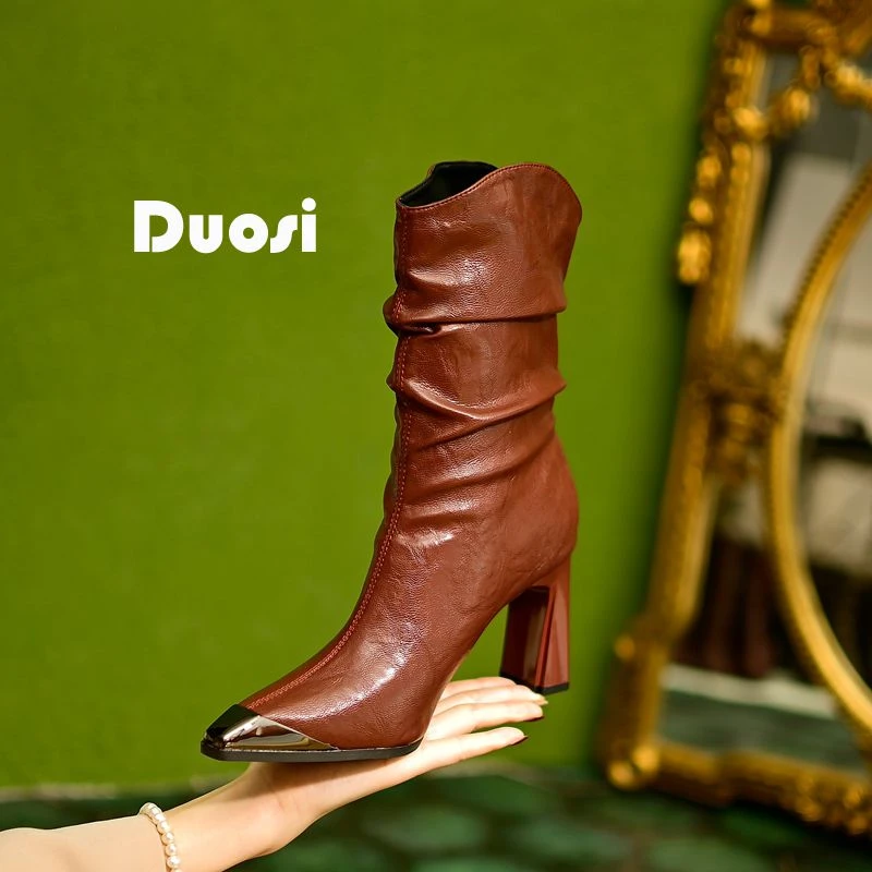 【DUOSI】7cm方跟时尚瘦瘦靴女气质尖头时装靴高跟堆堆短靴M58-39