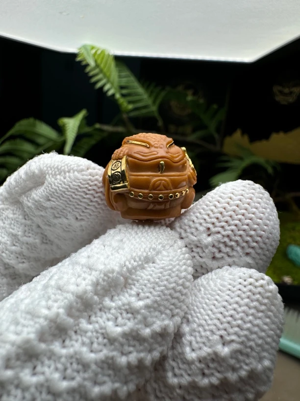 奉旨发财-猴头核桃雕刻