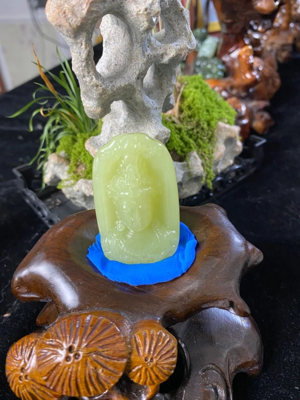 新疆黄口料观音吊坠精美