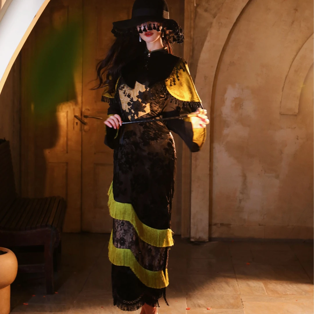 四斤自制 点灯盏 暗纹提花高级感复古黑新中式流苏斗篷长袖长旗袍