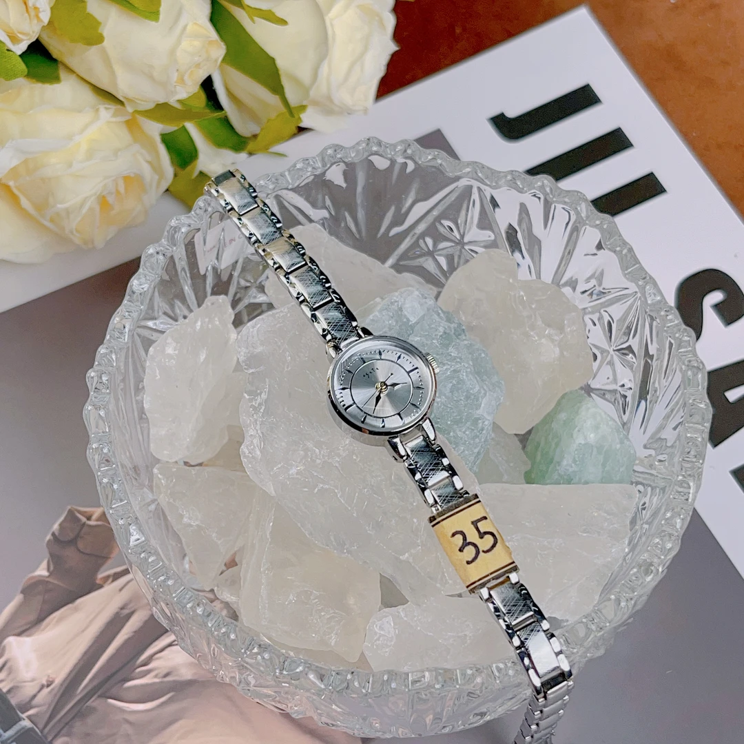 爆款简约气质少女手表小众轻奢迷你复古金色小巧细带精致小表盘