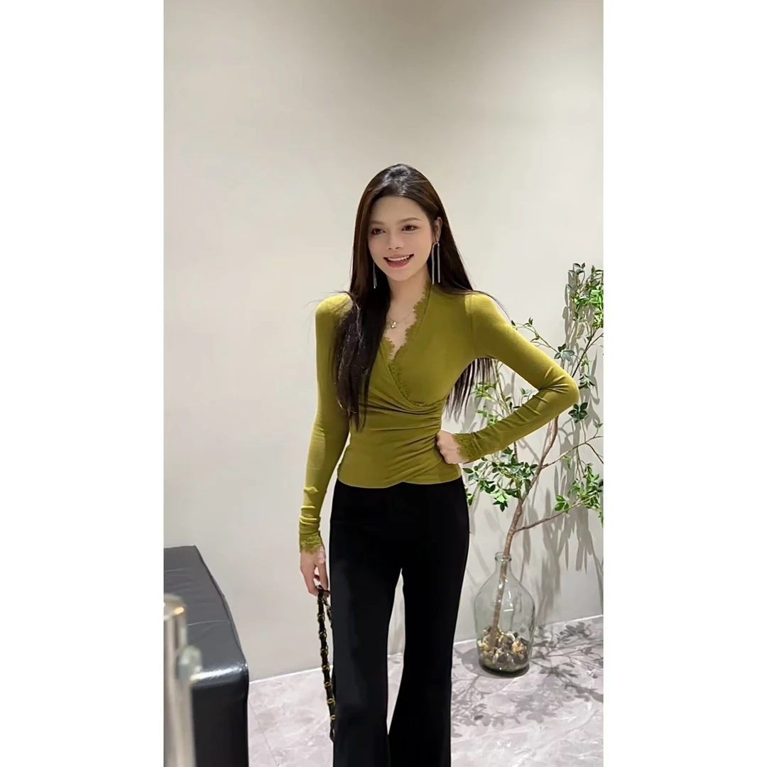 【苏苏】秋冬新款V领蕾丝拼接时尚长袖百搭纯色修身上衣DT1028