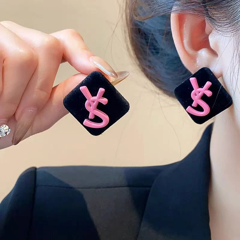 合金耳饰 黑色方块植绒字母大耳钉女欧美夸张个性耳环高级感耳饰