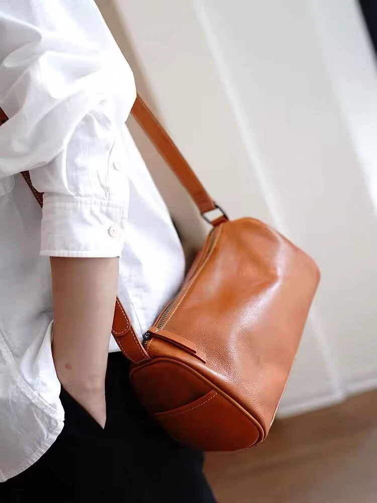 2023秋冬植鞣牛皮复古肩包通勤枕头包真皮百搭休闲单肩斜挎女包