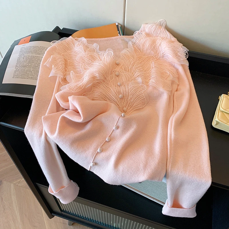 超仙粉色蕾丝拼接V领针织衫女秋冬2024新款温柔气质修身打底毛衣