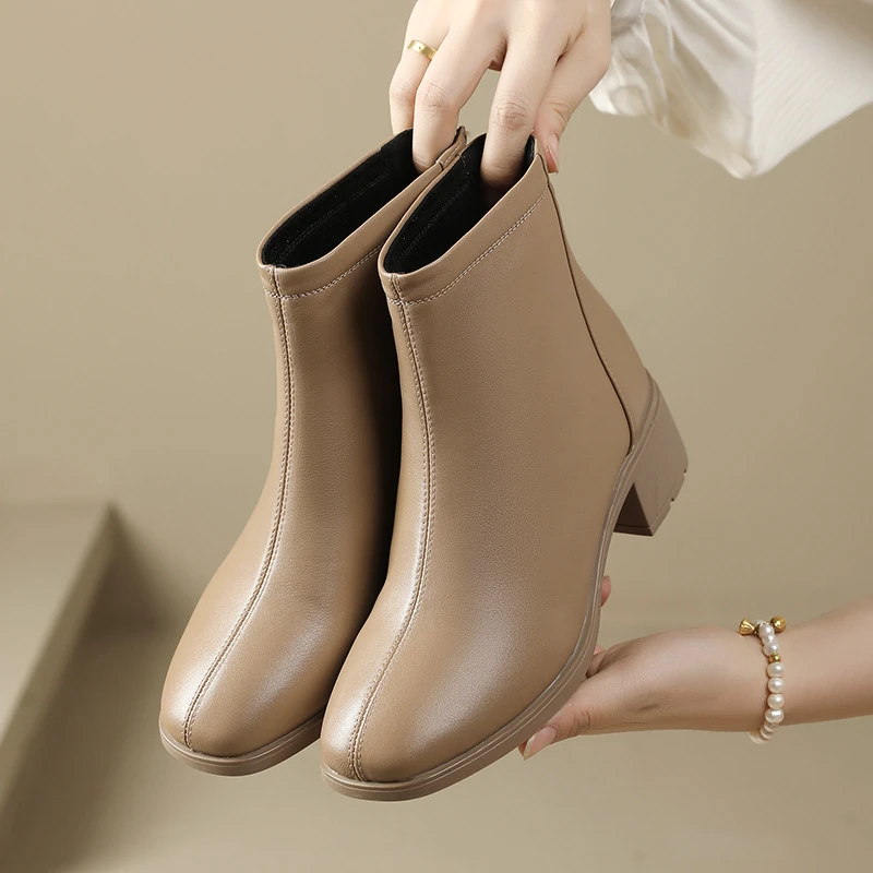 真皮马丁靴女款2024秋冬季新款圆头中跟软底加绒粗跟复古大码短靴