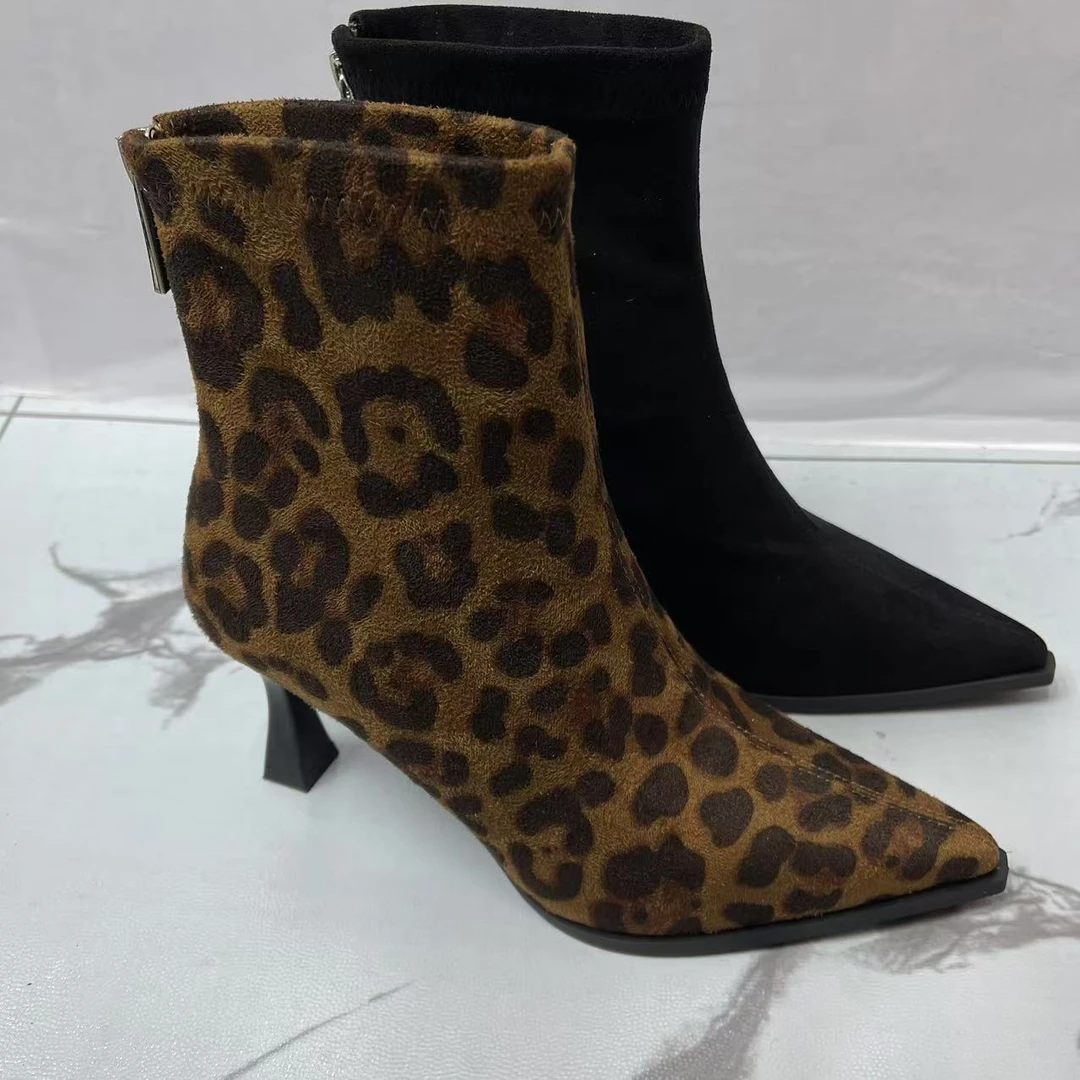 三种颜色的尖头高跟后拉链的时装短靴