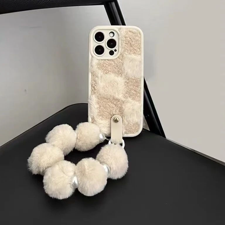 秋冬气质米白毛绒绒格子iPhone14手机壳苹果15全包13防摔12便携11