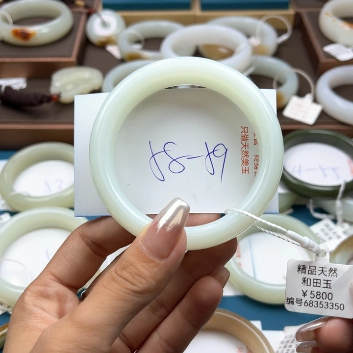 和田玉手镯未镶嵌拍**?