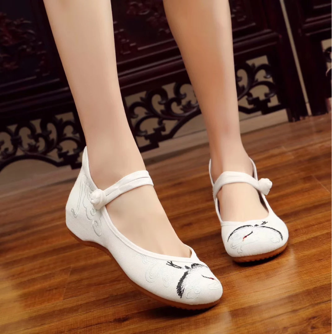 老北京绣花布鞋民族风圆头透气休闲单鞋女汉服鞋