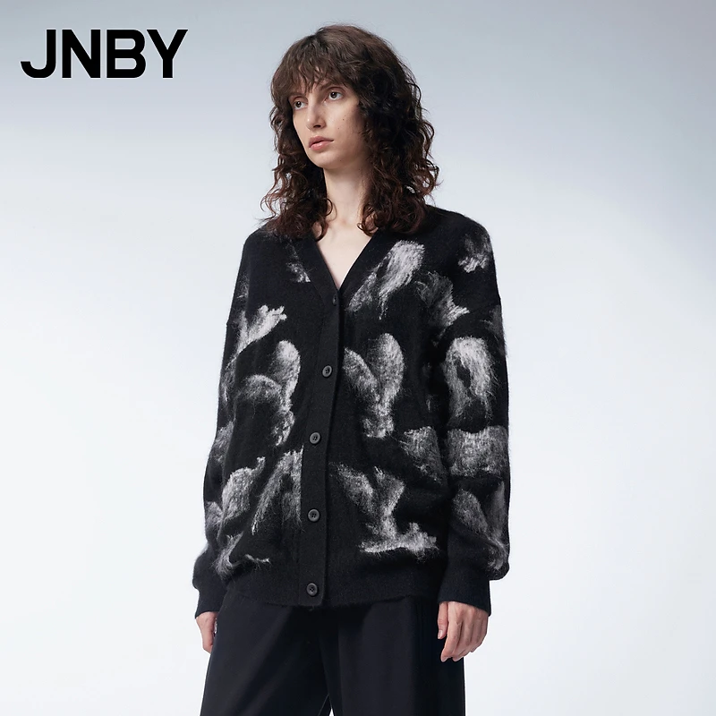 JNBY/江南布衣秋季针织衫V领风吹兔图案中长款毛衣开衫5N9315050