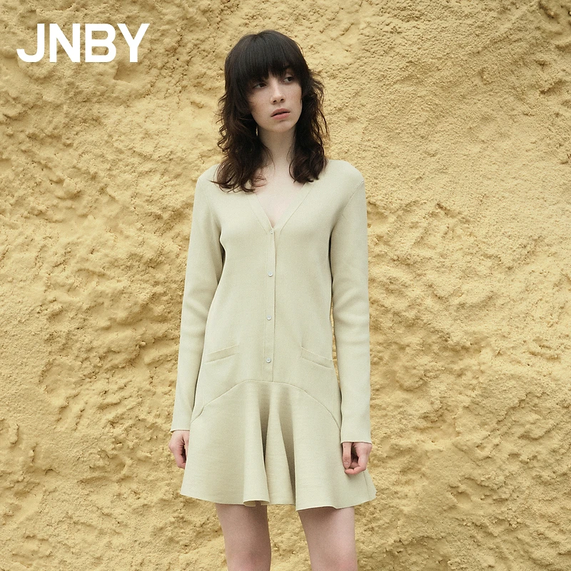 JNBY/江南布衣秋冬针织连衣裙修身女V领复古褶皱裙摆5N9G11900