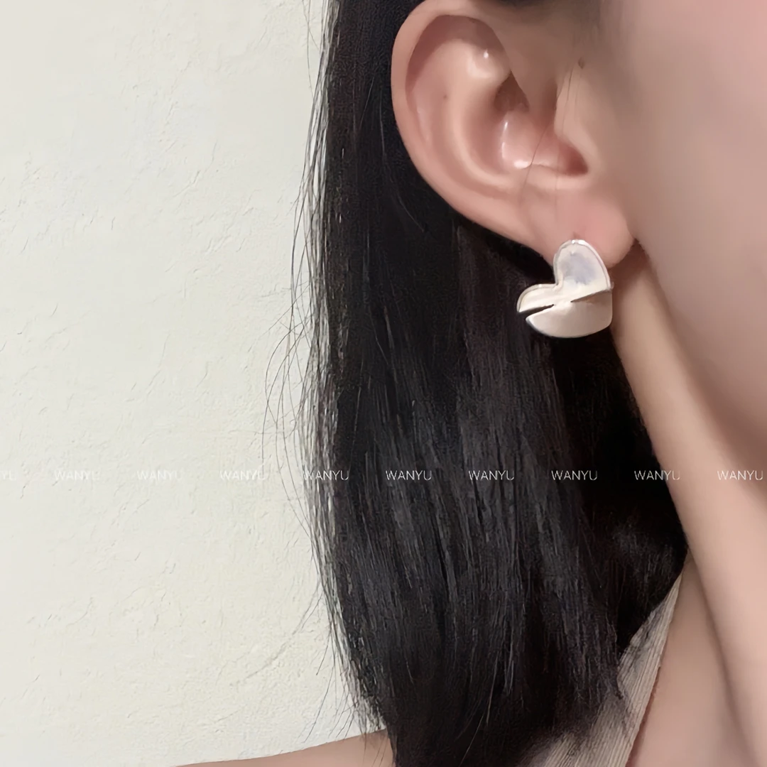 铜合金耳饰 WANYU小众简约个性翻边轻奢爱心耳钉时尚百搭耳环