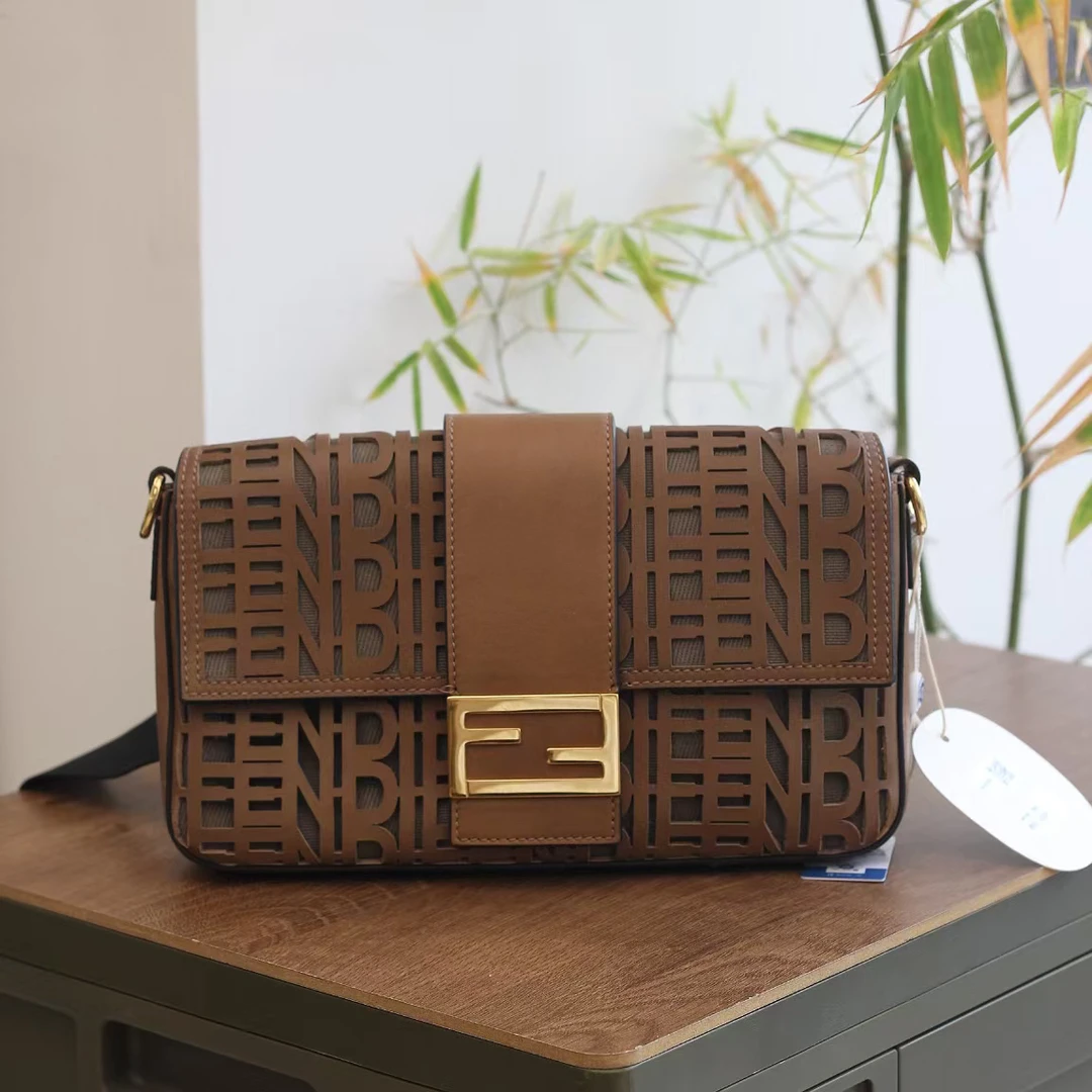 99新 FENDI/芬迪 【文子姐专属】/D6899/镂空法棍斜挎包