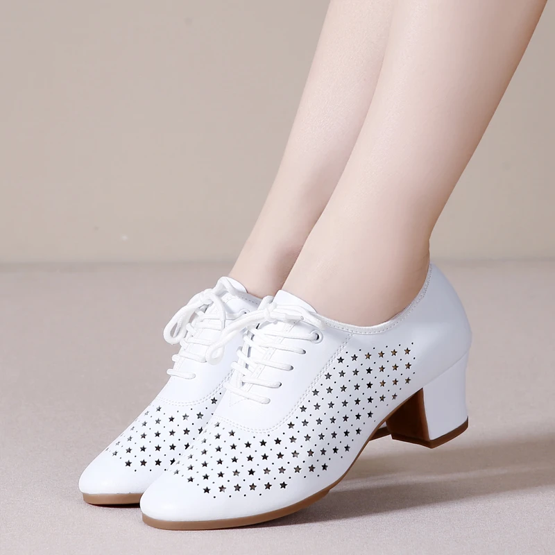 2024夏白色真皮广场舞鞋女士透气跳舞鞋软底粗跟水兵舞鞋交谊舞鞋