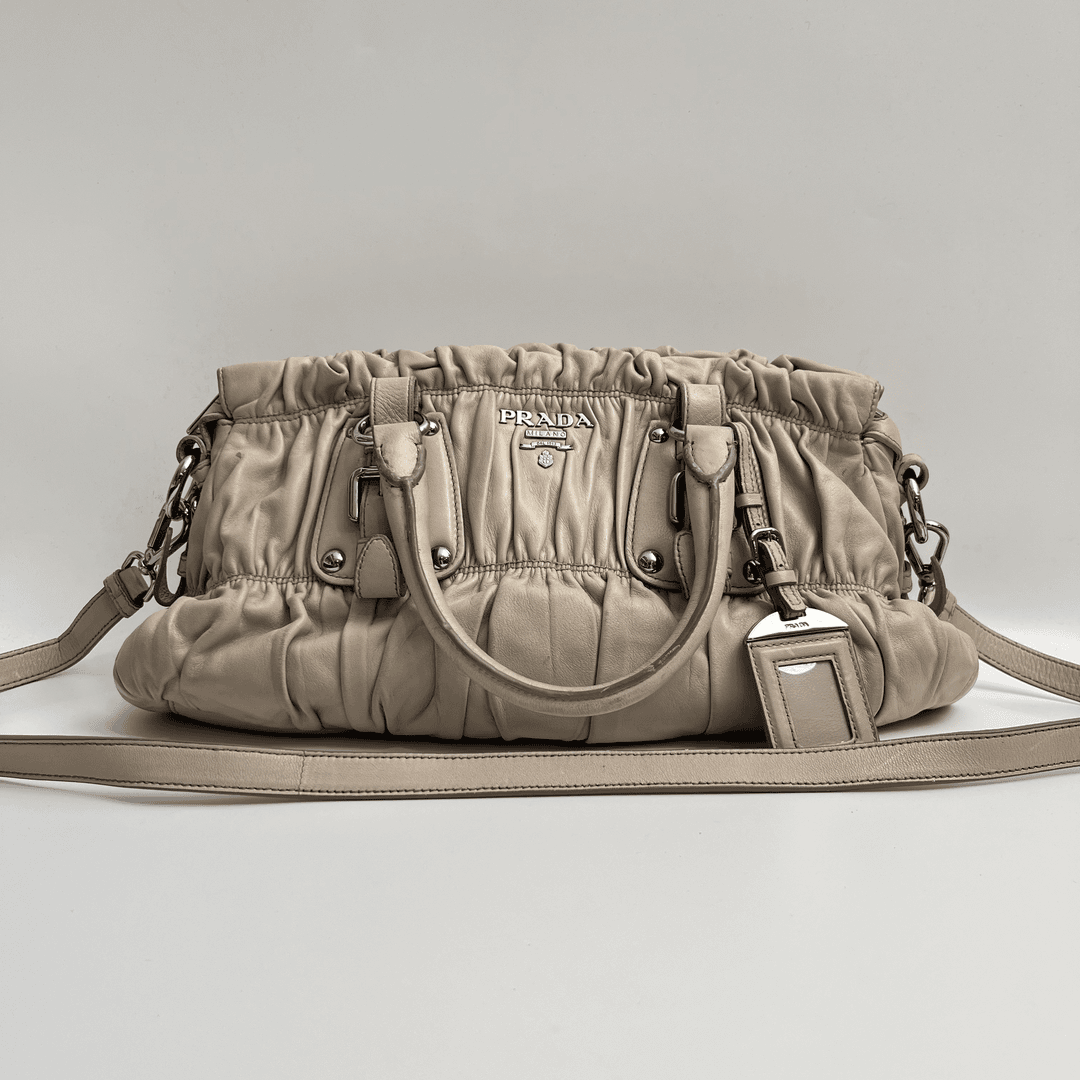 95新 Prada/普拉达 奶茶色褶皱斜挎包13011