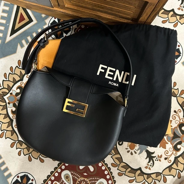95新 FENDI/芬迪 芬迪黑金月牙单肩腋下包 95新