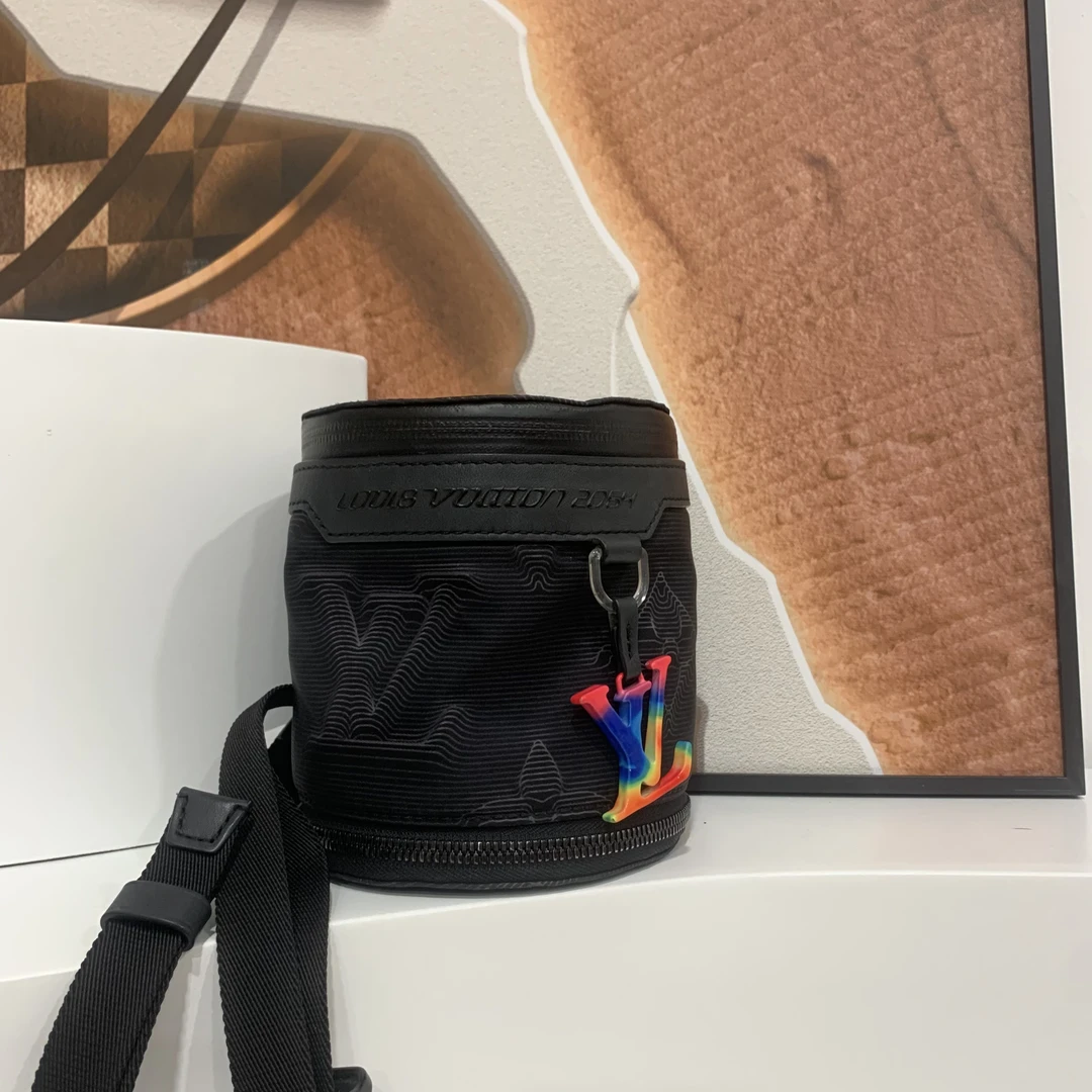 95新 LouisVuitton/路易威登 LV黑色秀款3D印花水桶包/95新