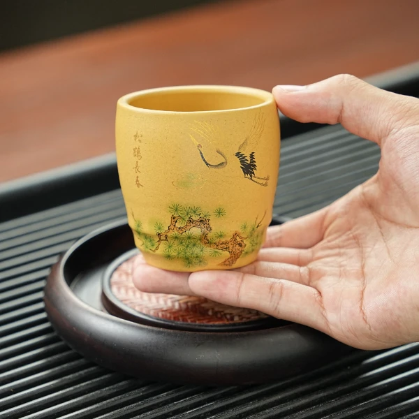 宜兴原矿本绿刻绘描金松鹤紫砂主人杯TG