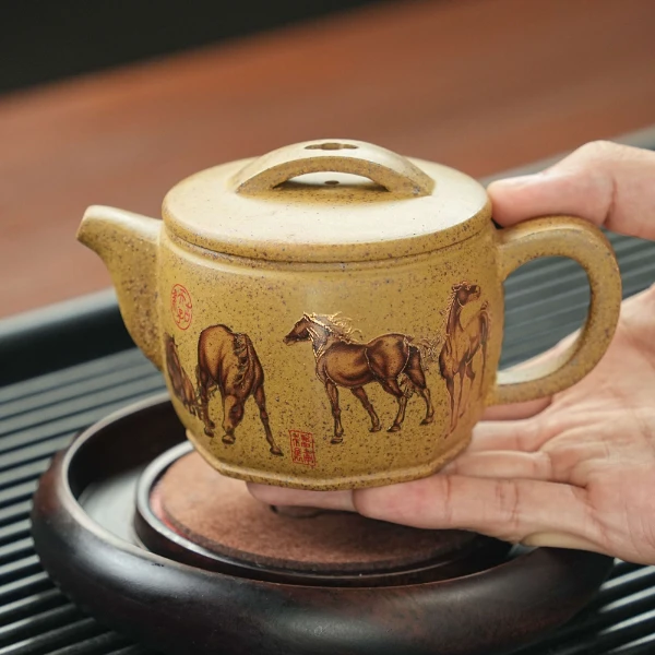 宜兴原矿柴烧龙骨金砂手工刻绘八骏紫砂壶