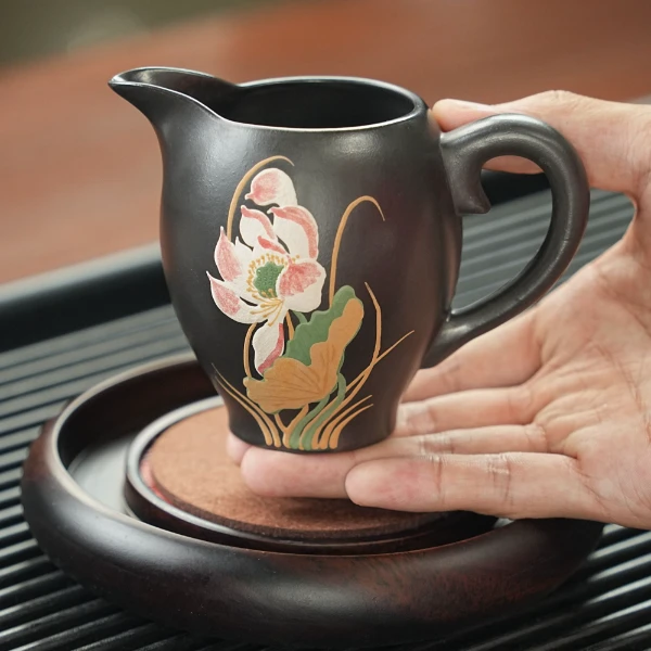 宜兴原矿石黄手工堆绘荷花紫砂公道杯 NX