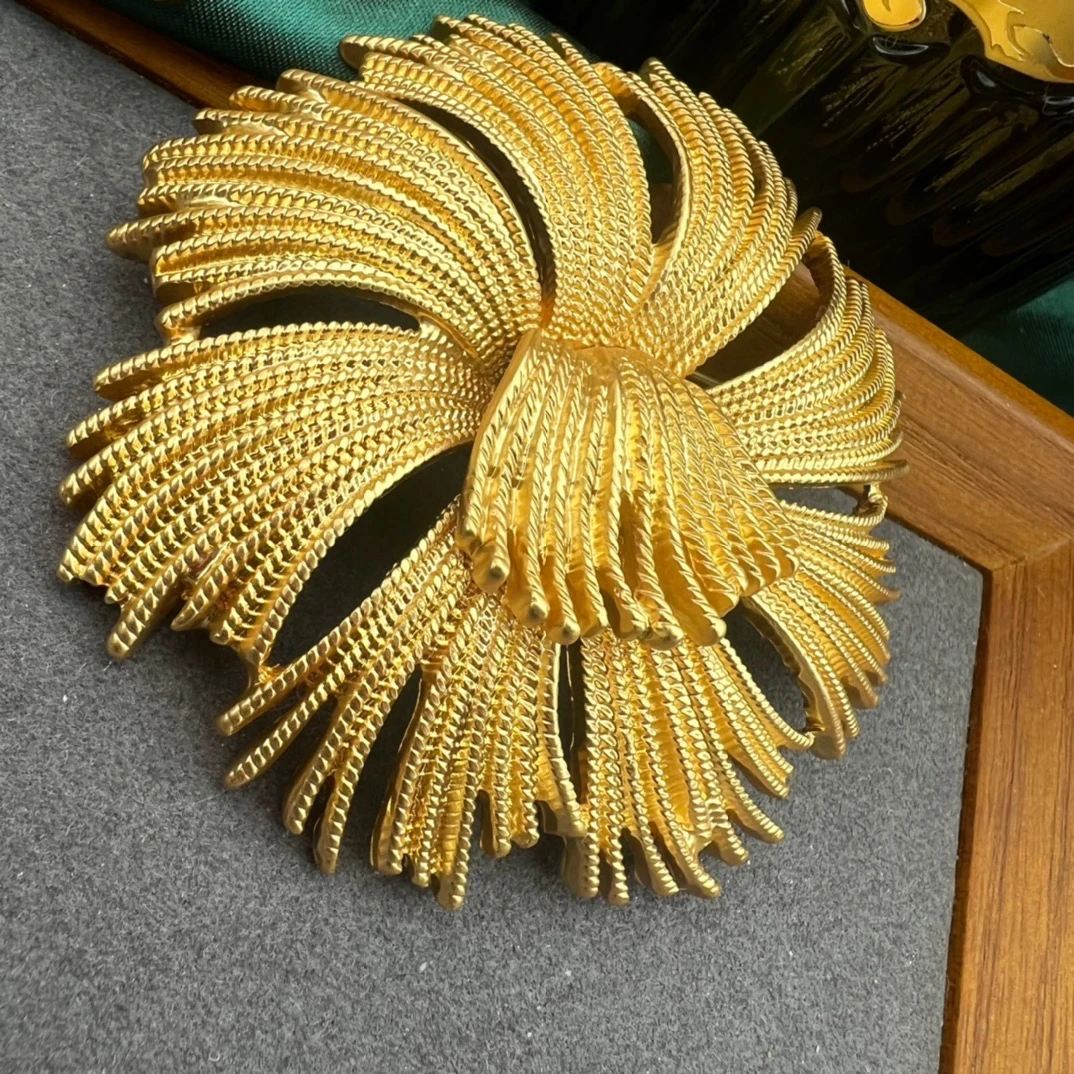 铜合金胸针 复古中古金色素款手工精美法式小众气质胸针XZ-0022