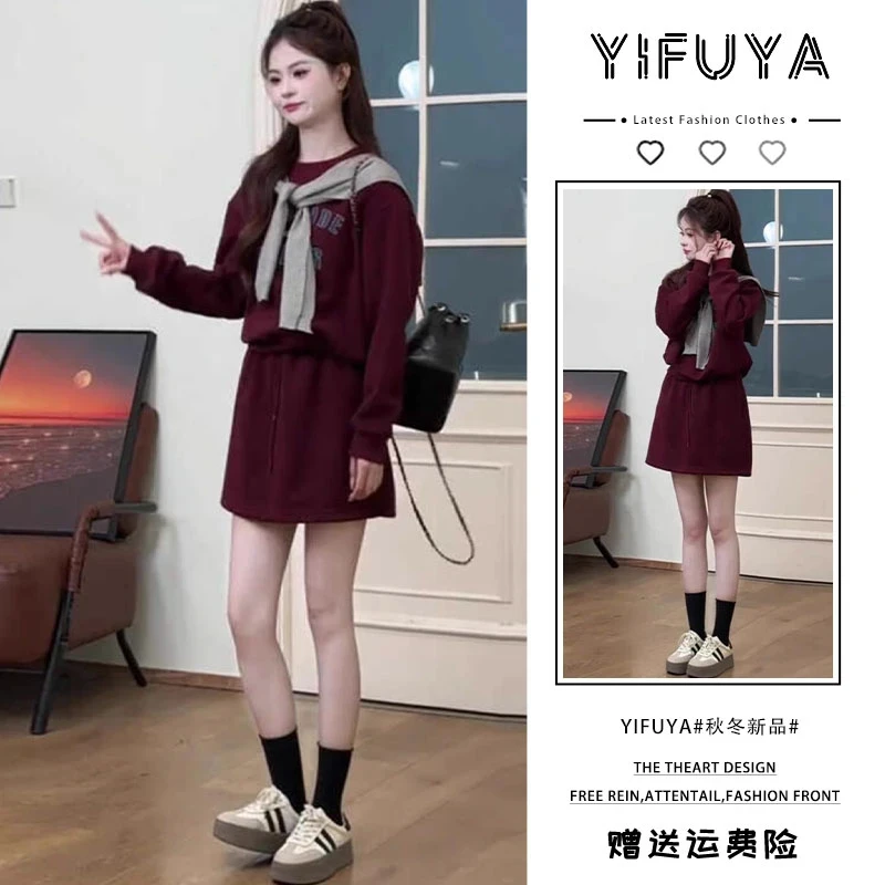 秋装女款2024年新款安可拉红长袖卫衣印花圆领上衣披肩短裙三件套