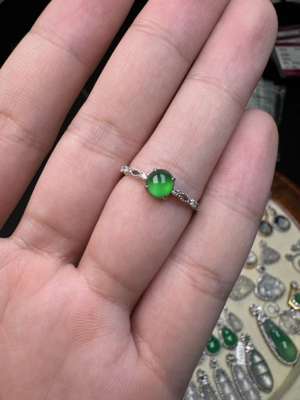 18k金镶天然a货翡翠绿蛋戒指
