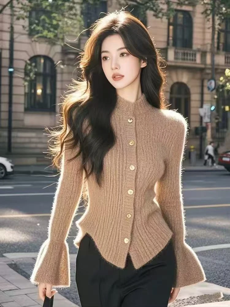 秋冬独特别致卡其色立领毛衣针织衫女内搭设计感喇叭长袖绝美上衣