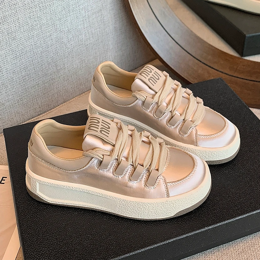 绸缎小白鞋女2024春季新款百搭洋气休闲单鞋厚底系带板鞋女