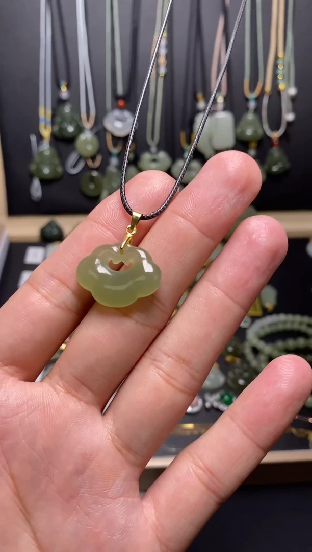 【闪购商品】和田玉颈饰银S925镶嵌小祥云锁（不含链）