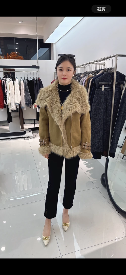 （万美妞）冬季加厚保暖显瘦短款外套宽松皮毛一体机车服