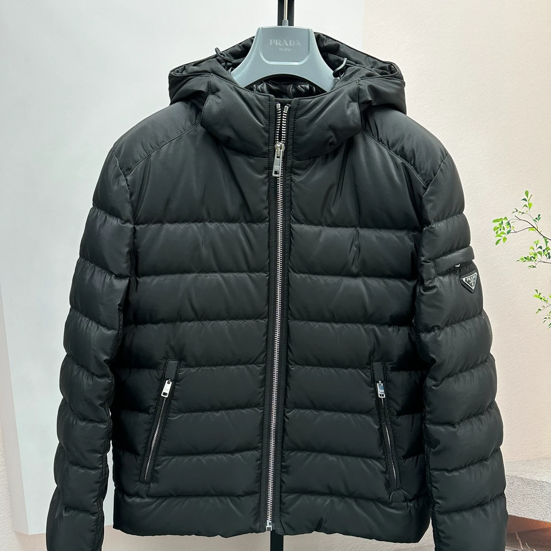 全新未使用  Prada普拉达男士冬季休闲羽绒服短款户外保暖修身