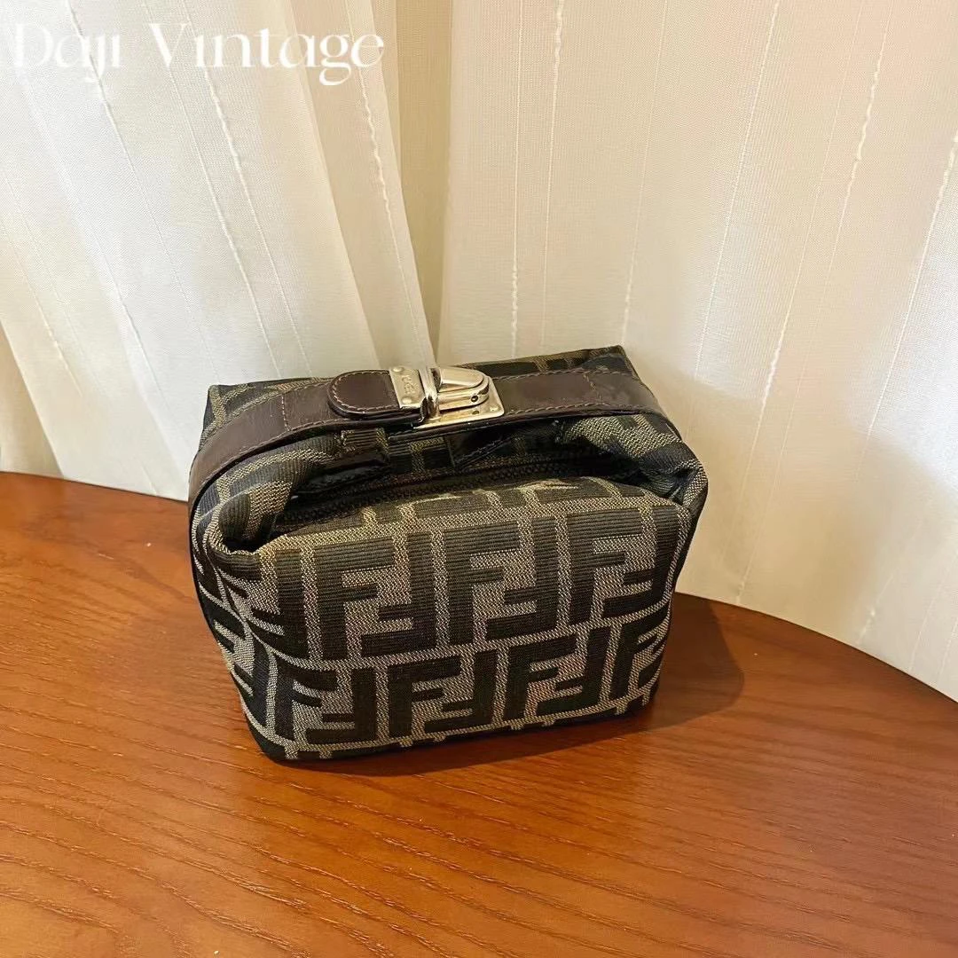 95新 FENDI/芬迪 大吉一店/ FENDI芬迪银扣小饭盒手提包