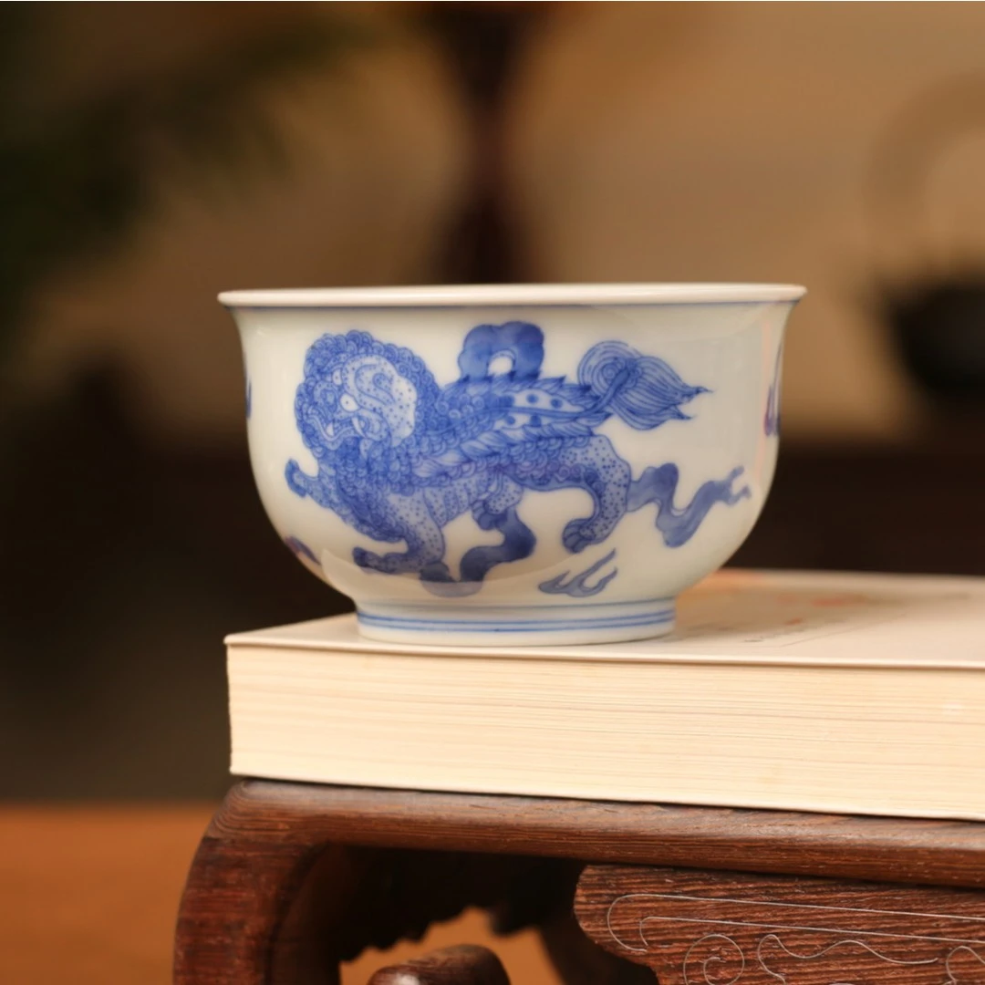 【鉴赏堂】柴窑狮子滚绣球炉式手工手绘青花柴窑茶具茶器主人杯