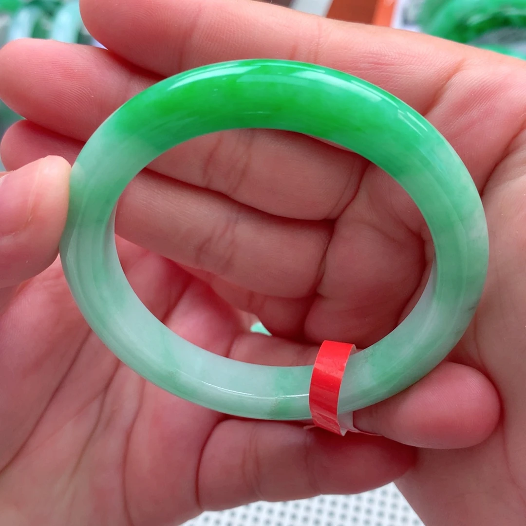 翡翠手镯未镶嵌翡翠