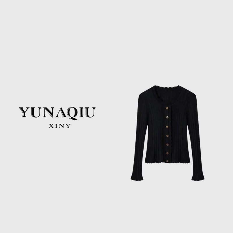 YUNAQIU时尚女士黑色修身立体抗条花边圆领单排扣打底衫-8967