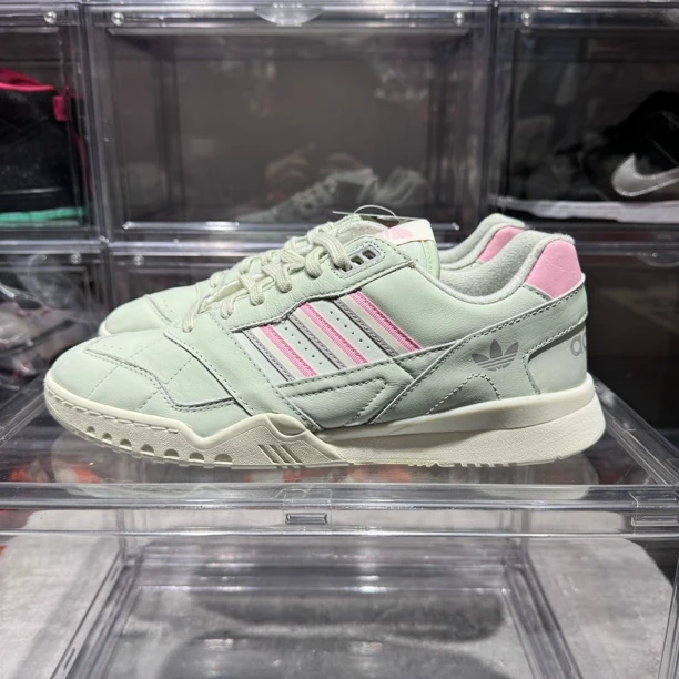 全新未使用  42.5码 全新 原盒 阿迪达斯 A.R Trainer 汉白玉