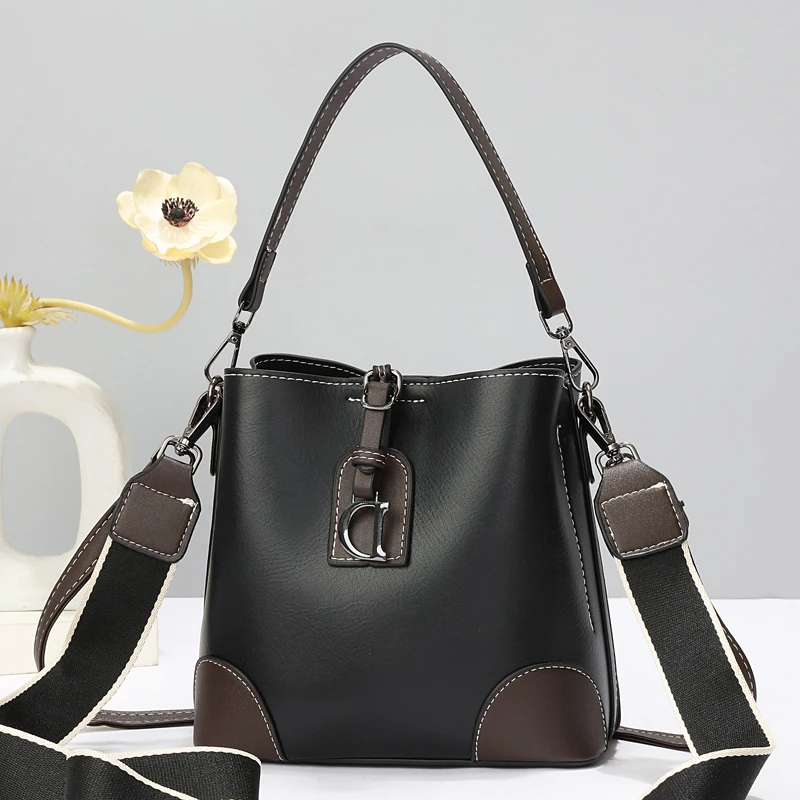 冬季今年流行高级质感水桶包女斜挎包2025新款洋气大容量单肩小包