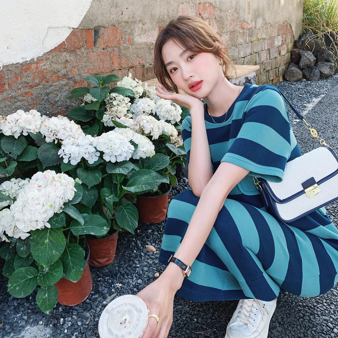 韩系蓝色条纹T恤连衣裙女2025夏季新款宽松独特慵懒风显瘦长裙子