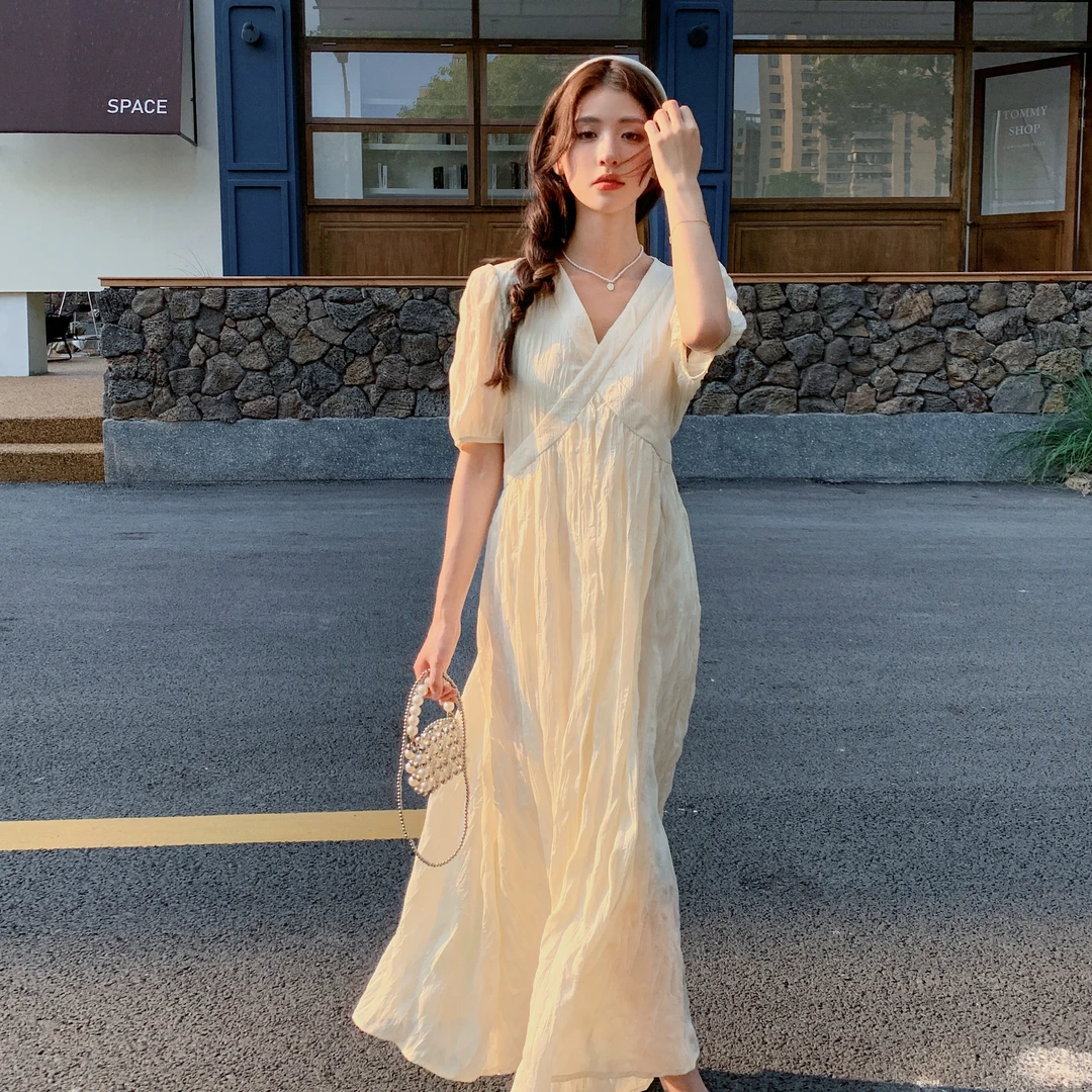 法式夏天外出洋气裙子显瘦V领连衣裙夏季新款收腰白色长裙小个子