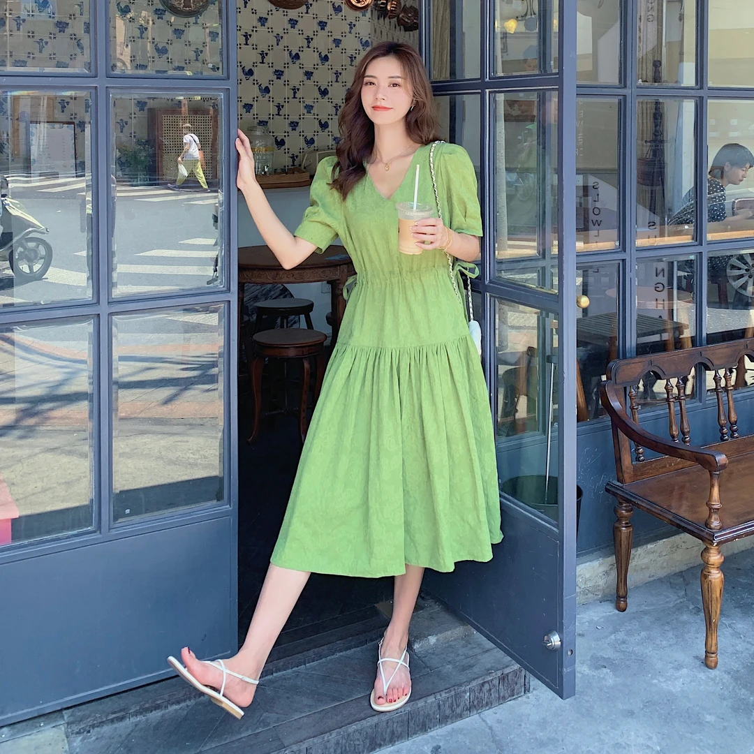 绿色超好看v领连衣裙女2025夏季新款显瘦气质法式森系风收腰裙子