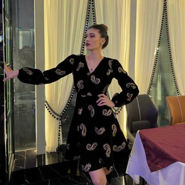 黑底腰果花复古连衣裙（丝绒mahmal）