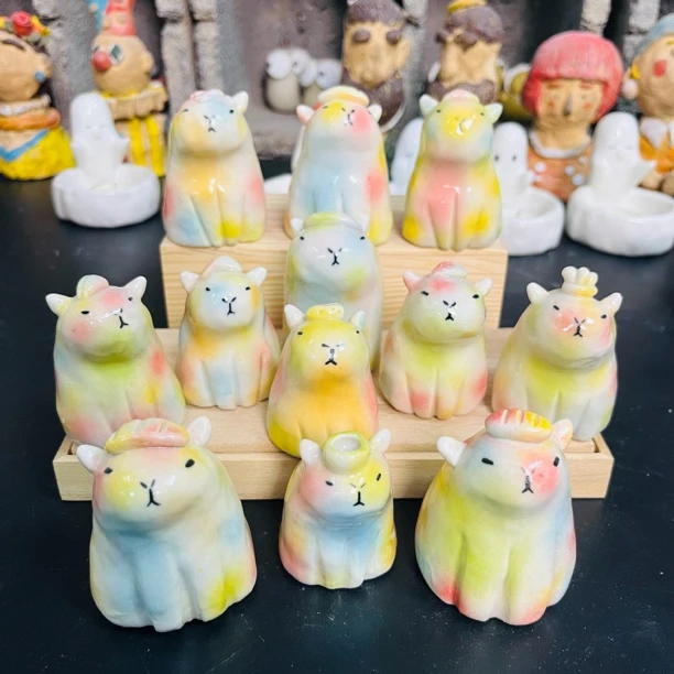 瓷器摆件，彩色卡皮吧啦