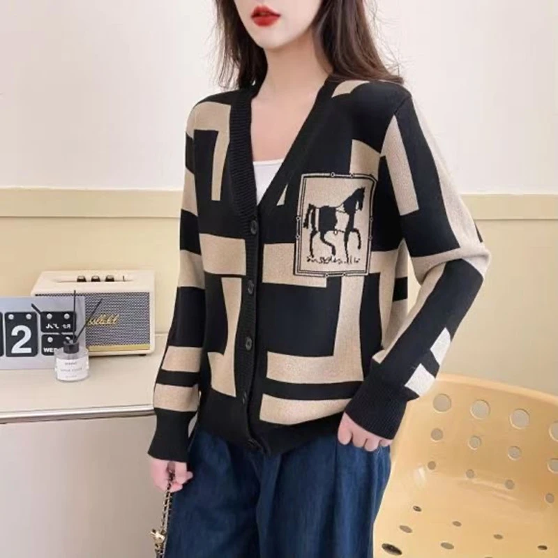 【宠粉福利】2025秋冬新款V领针织开衫小马潮流百搭减龄毛衣上衣