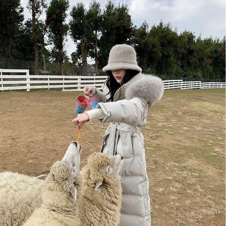 夏小天2023冬季新款羽棉服女长款过膝韩版修身加厚大毛领收腰白鸭