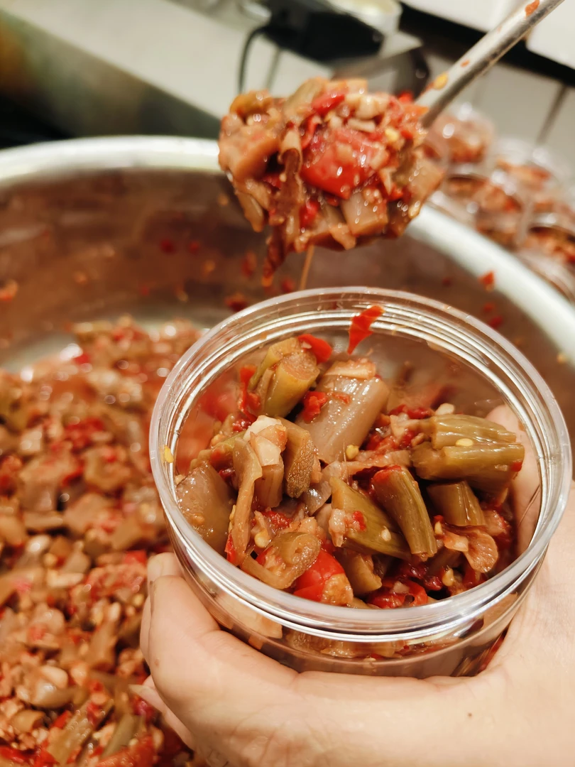 湖北宜昌农村新鲜芋头杆萝卜腌制开胃酸辣味500克一瓶下饭萝卜干