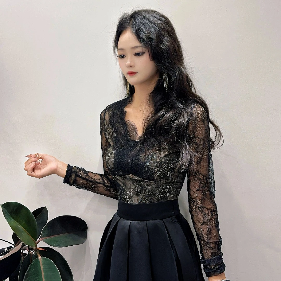 【YOYO】 镂空V领拼接性感设计师蕾丝衣  Y241141