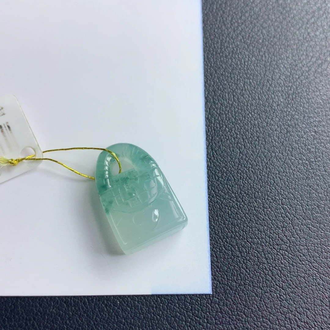 翡翠颈饰未镶嵌包包